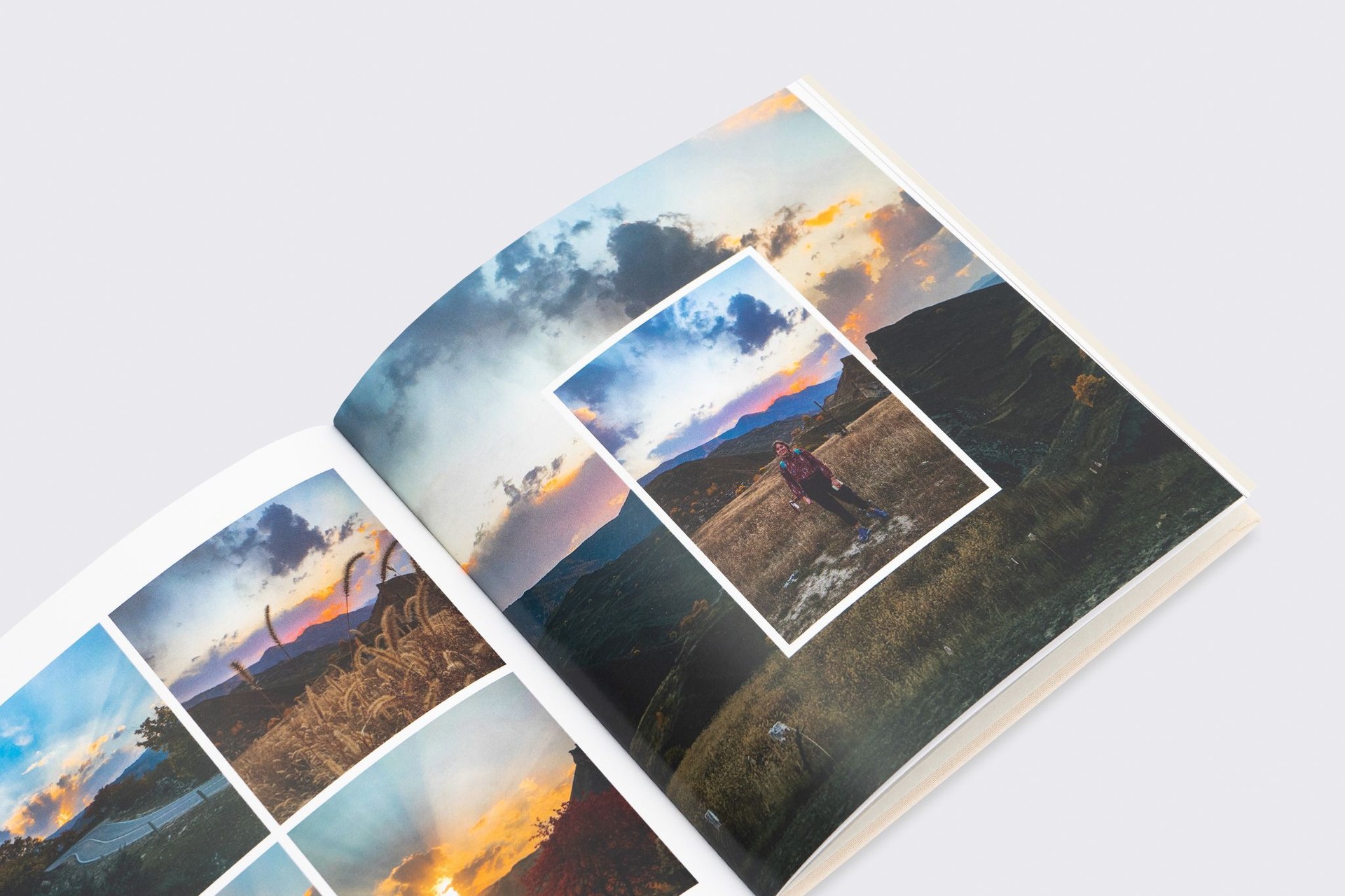 Квадратная фотокнига в бежевом тканевом переплете