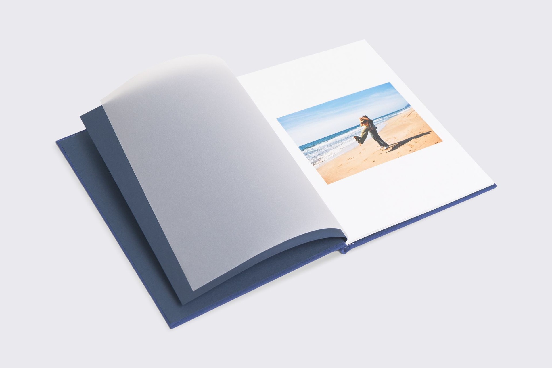 Вертикальная фотокнига в с�инем тканевом переплете